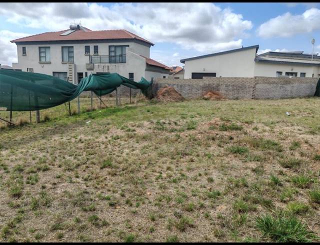 LAND FOR SALE IN WOODHILL ESTATE